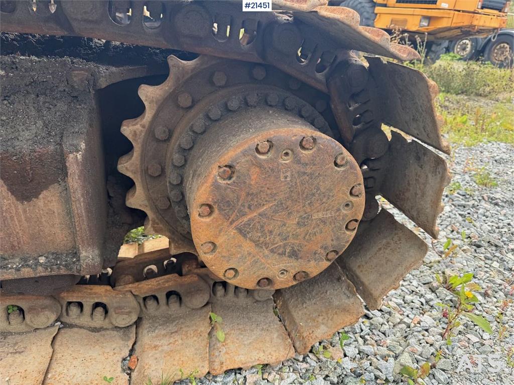 Hitachi ZX225US Tracked excavator w/ digging bucket