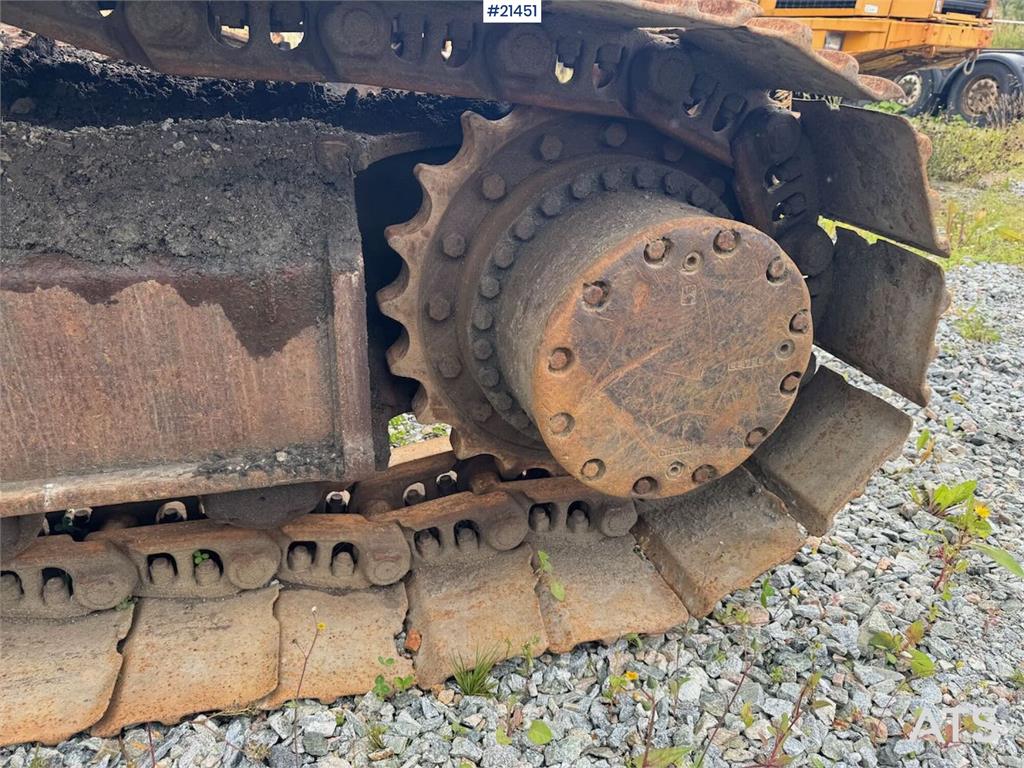 Hitachi ZX225US Tracked excavator w/ digging bucket