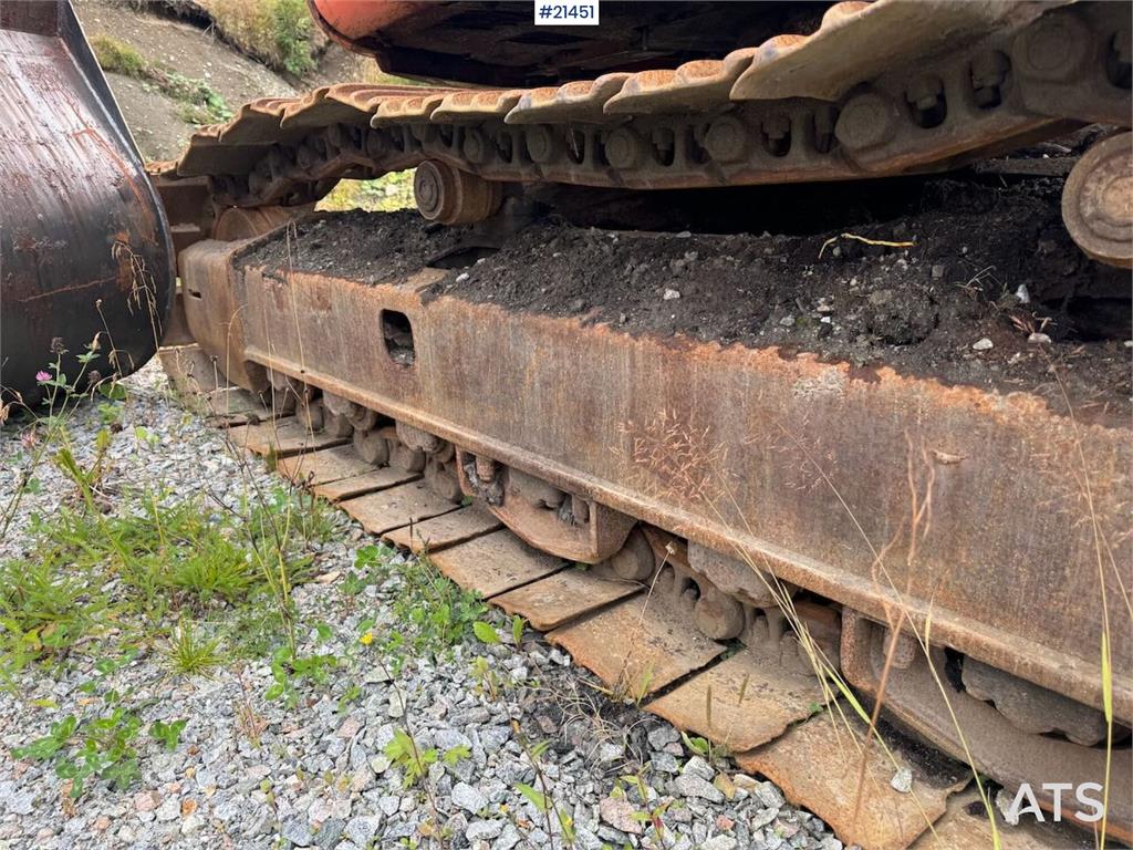 Hitachi ZX225US Tracked excavator w/ digging bucket