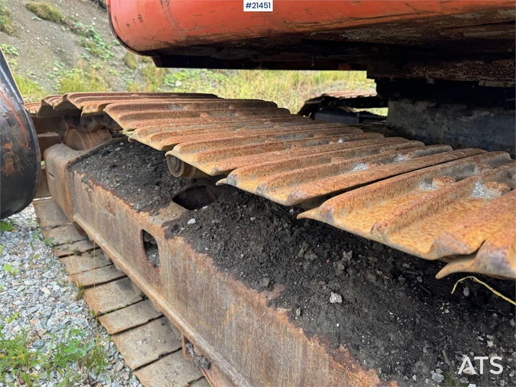 Hitachi ZX225US Tracked excavator w/ digging bucket
