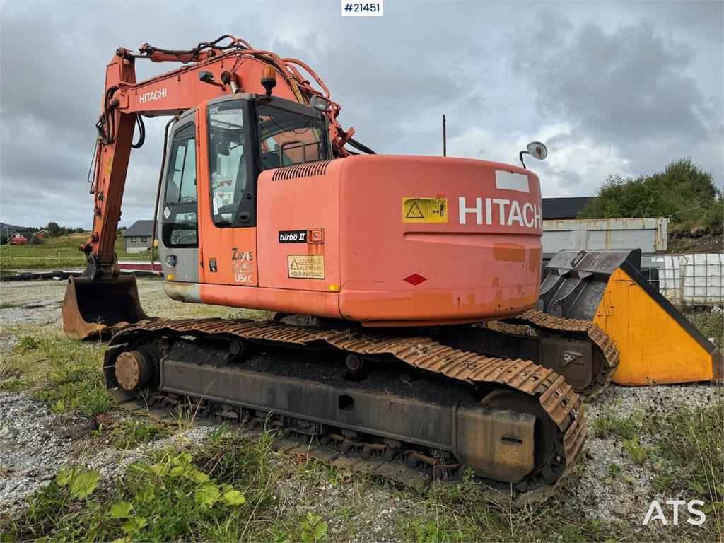 Hitachi ZX225US Tracked excavator w/ digging bucket