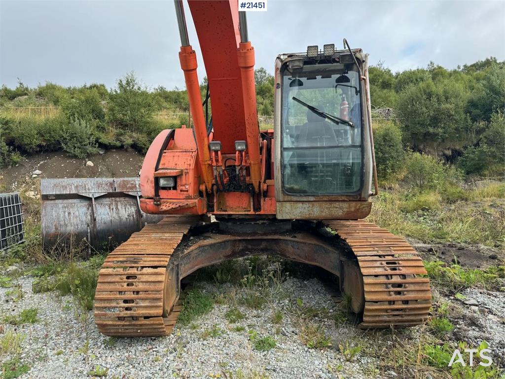Hitachi ZX225US Tracked excavator w/ digging bucket