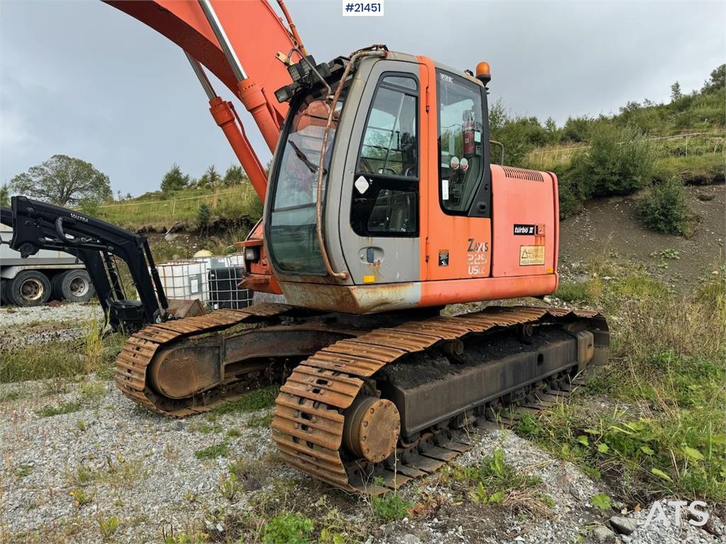 Hitachi ZX225US Tracked excavator w/ digging bucket