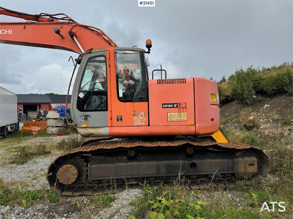 Hitachi ZX225US Tracked excavator w/ digging bucket