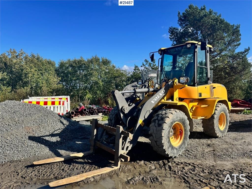 Volvo L30G Wheel Loader w/ Bucket and Forks. 2100 hours!