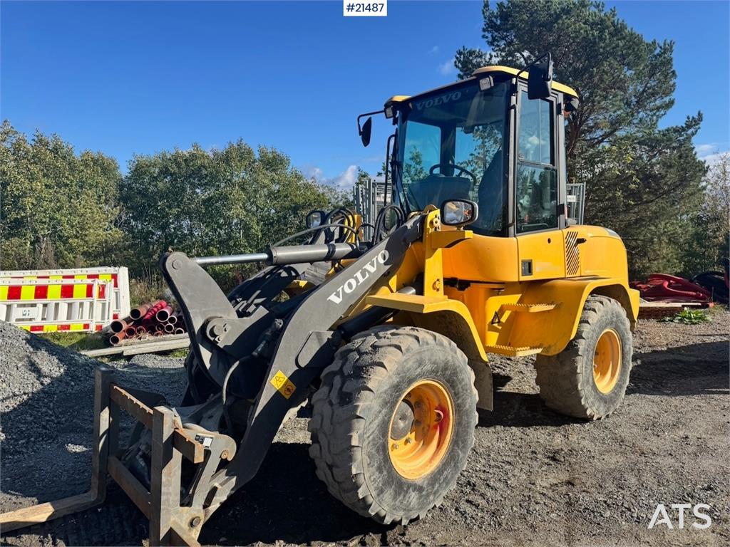 Volvo L30G Wheel Loader w/ Bucket and Forks. 2100 hours!