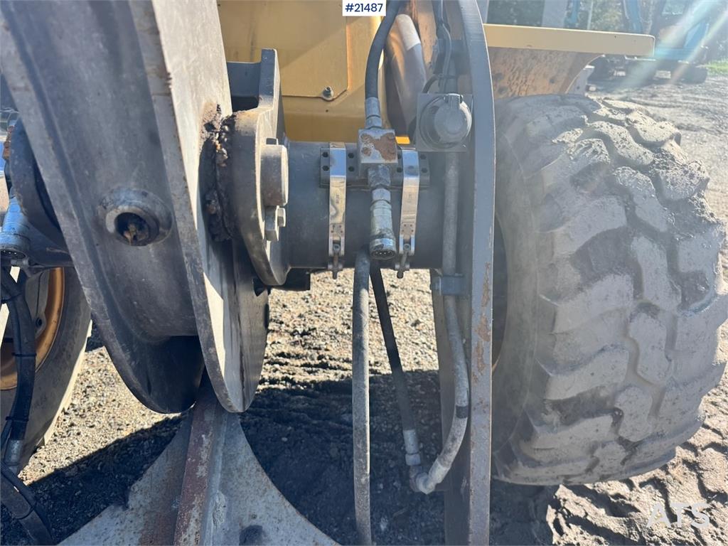 Volvo L30G Wheel Loader w/ Bucket and Forks. 2100 hours!