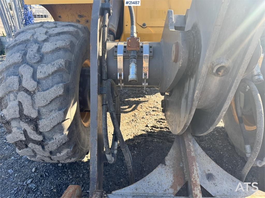 Volvo L30G Wheel Loader w/ Bucket and Forks. 2100 hours!