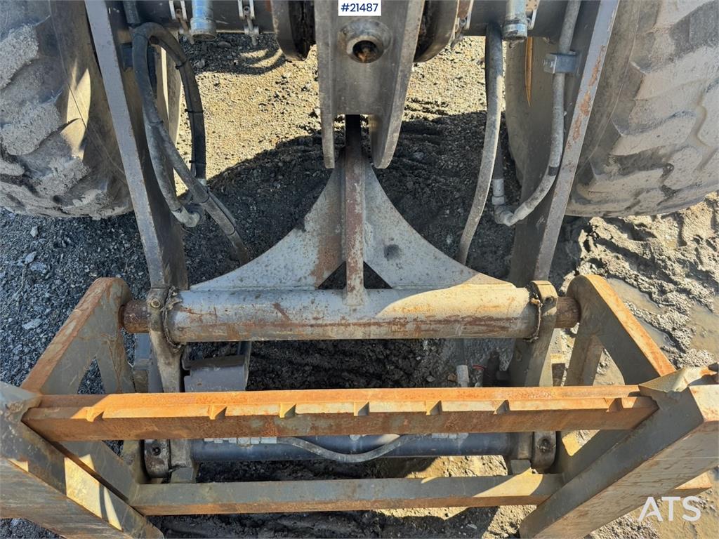 Volvo L30G Wheel Loader w/ Bucket and Forks. 2100 hours!