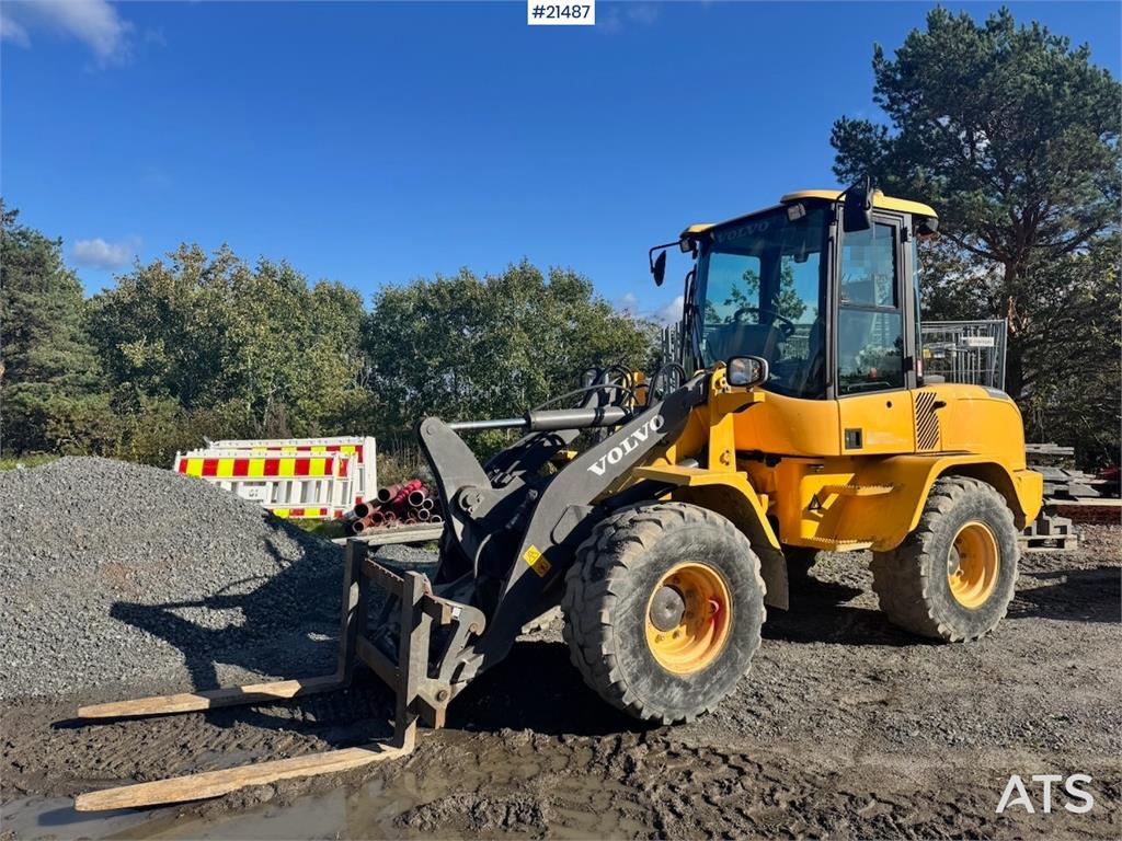 Volvo L30G Wheel Loader w/ Bucket and Forks. 2100 hours!