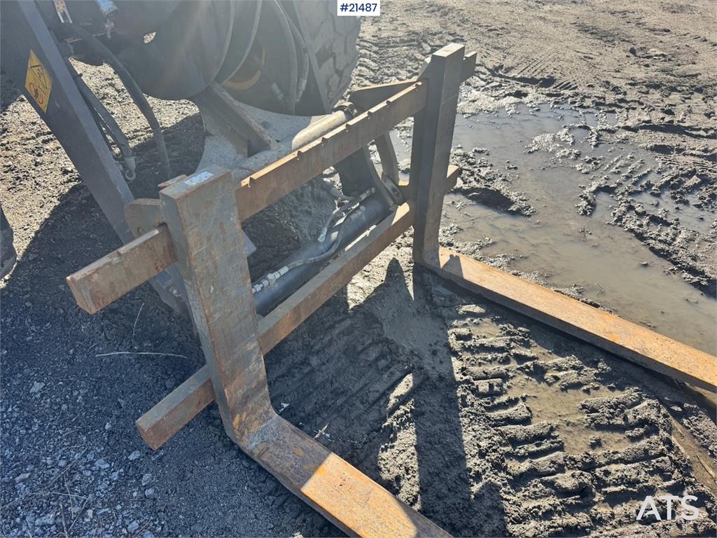 Volvo L30G Wheel Loader w/ Bucket and Forks. 2100 hours!