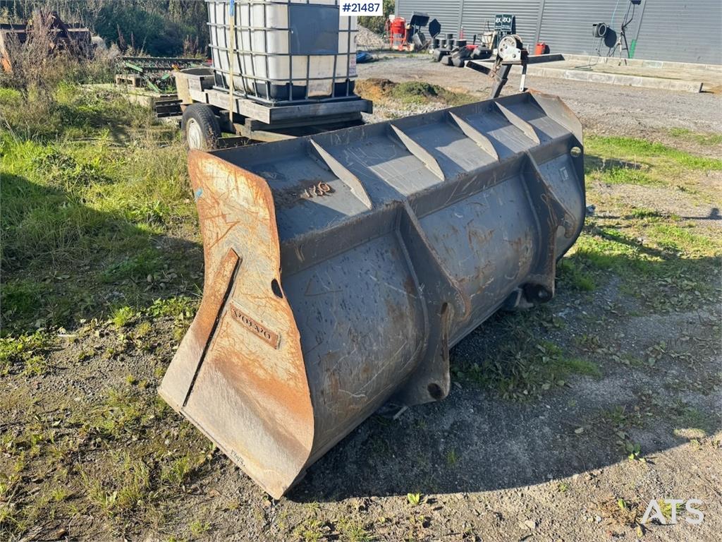 Volvo L30G Wheel Loader w/ Bucket and Forks. 2100 hours!