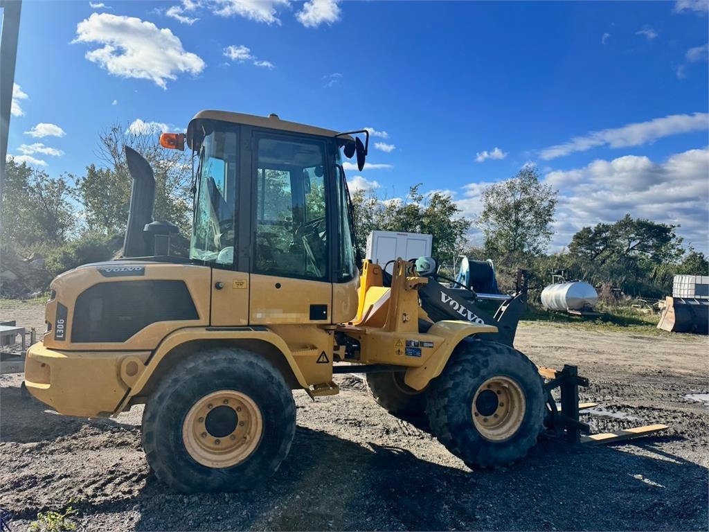 Volvo L30G Wheel Loader w/ Bucket and Forks. 2100 hours!