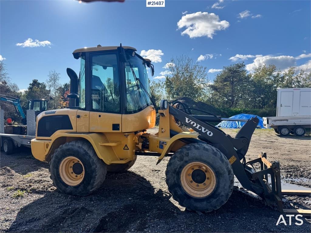 Volvo L30G Wheel Loader w/ Bucket and Forks. 2100 hours!