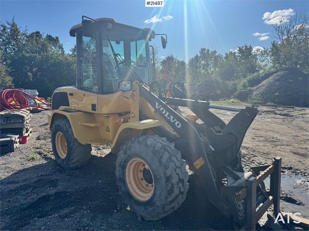 Volvo L30G Wheel Loader w/ Bucket and Forks. 2100 hours!