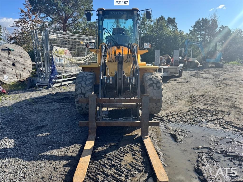 Volvo L30G Wheel Loader w/ Bucket and Forks. 2100 hours!