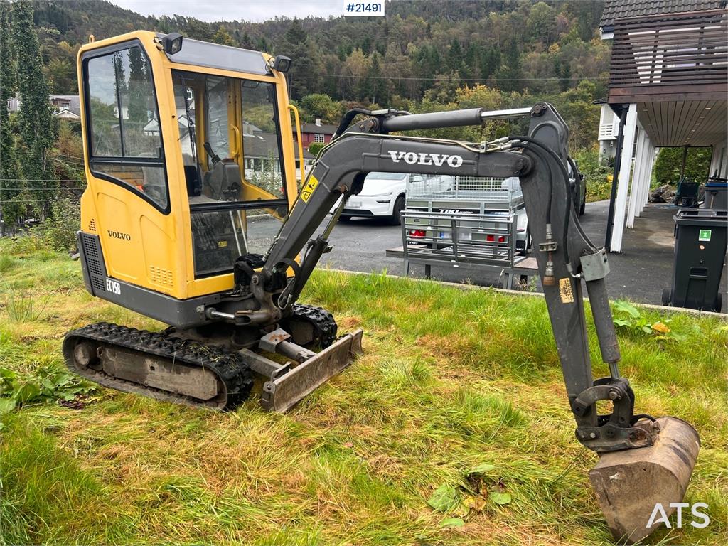 Volvo EC15B xtv excavator w/ trench bucket and hydraulic