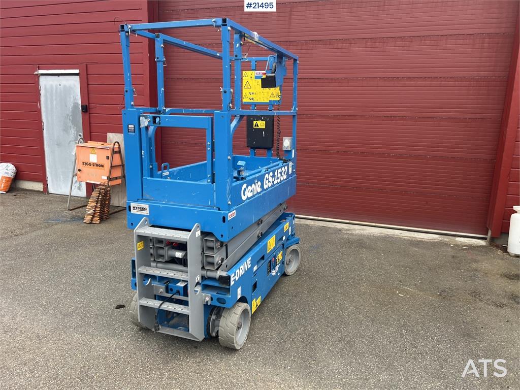 Genie GS-1532 Electric Scissor Lift w/ Small Timer