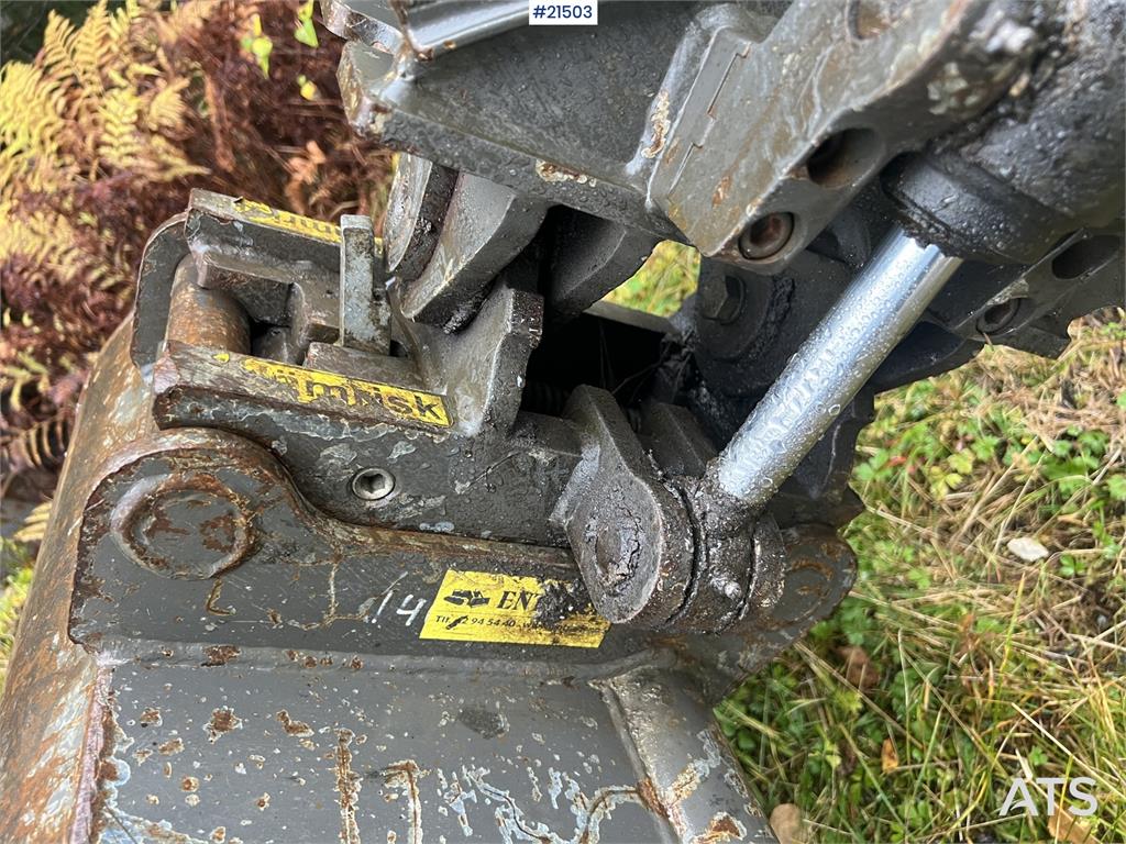 Kobelco Sk25SR-6E Excavator w/ sanding bucket, digging buc