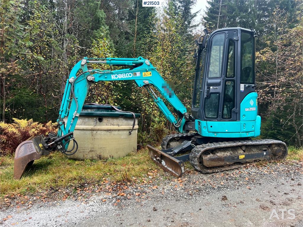 Kobelco Sk25SR-6E Excavator w/ sanding bucket, digging buc