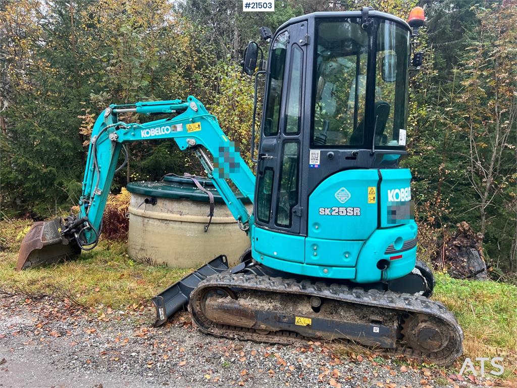 Kobelco Sk25SR-6E Excavator w/ sanding bucket, digging buc