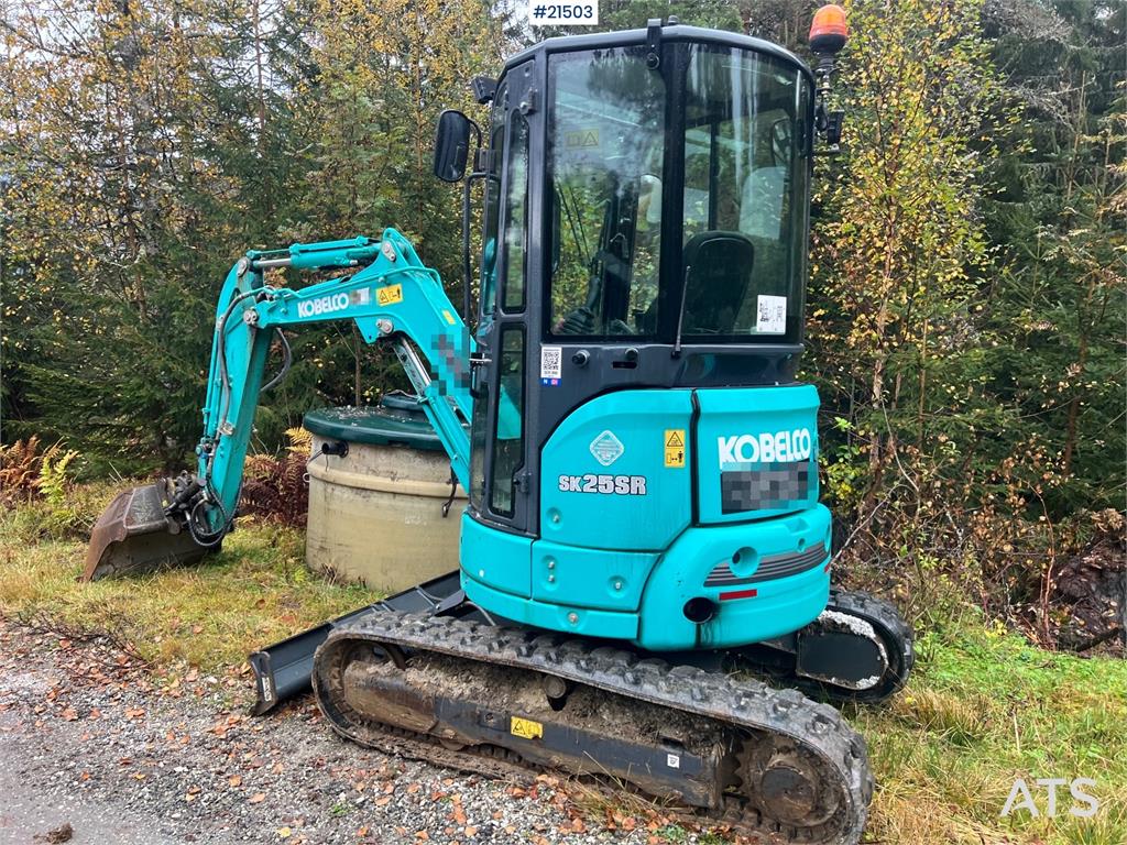 Kobelco Sk25SR-6E Excavator w/ sanding bucket, digging buc