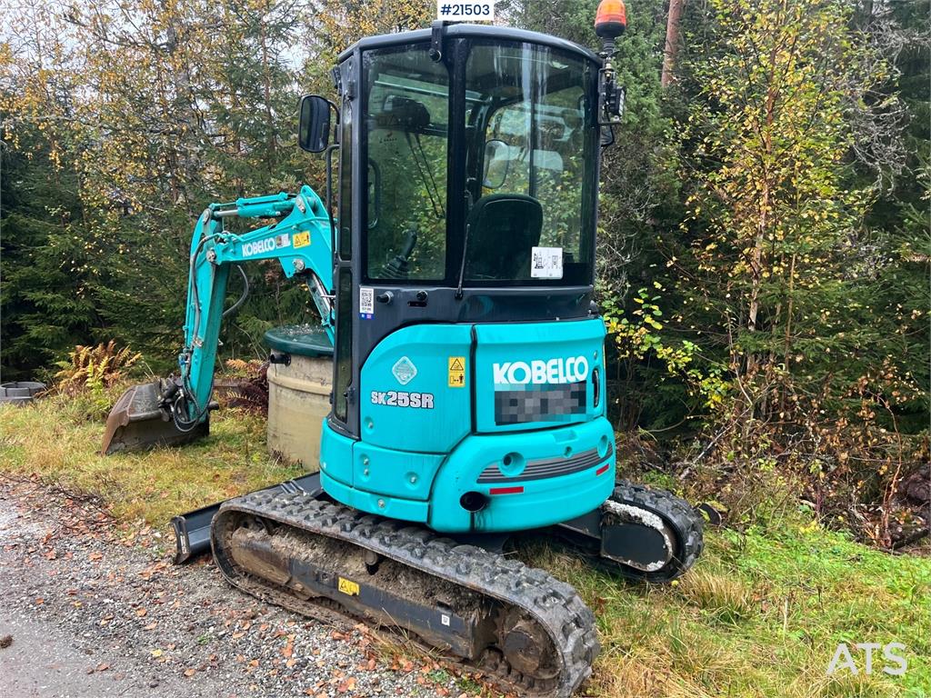 Kobelco Sk25SR-6E Excavator w/ sanding bucket, digging buc