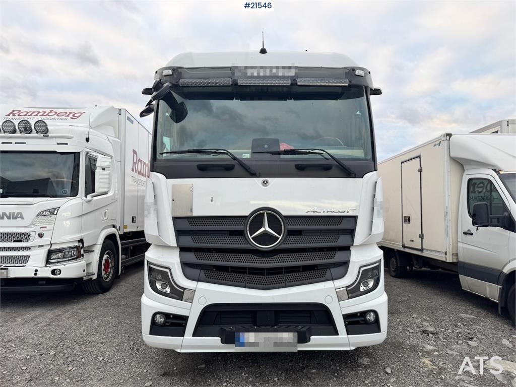 Mercedes-Benz Actros 1833 4x2 Box truck w/ Full side opening.