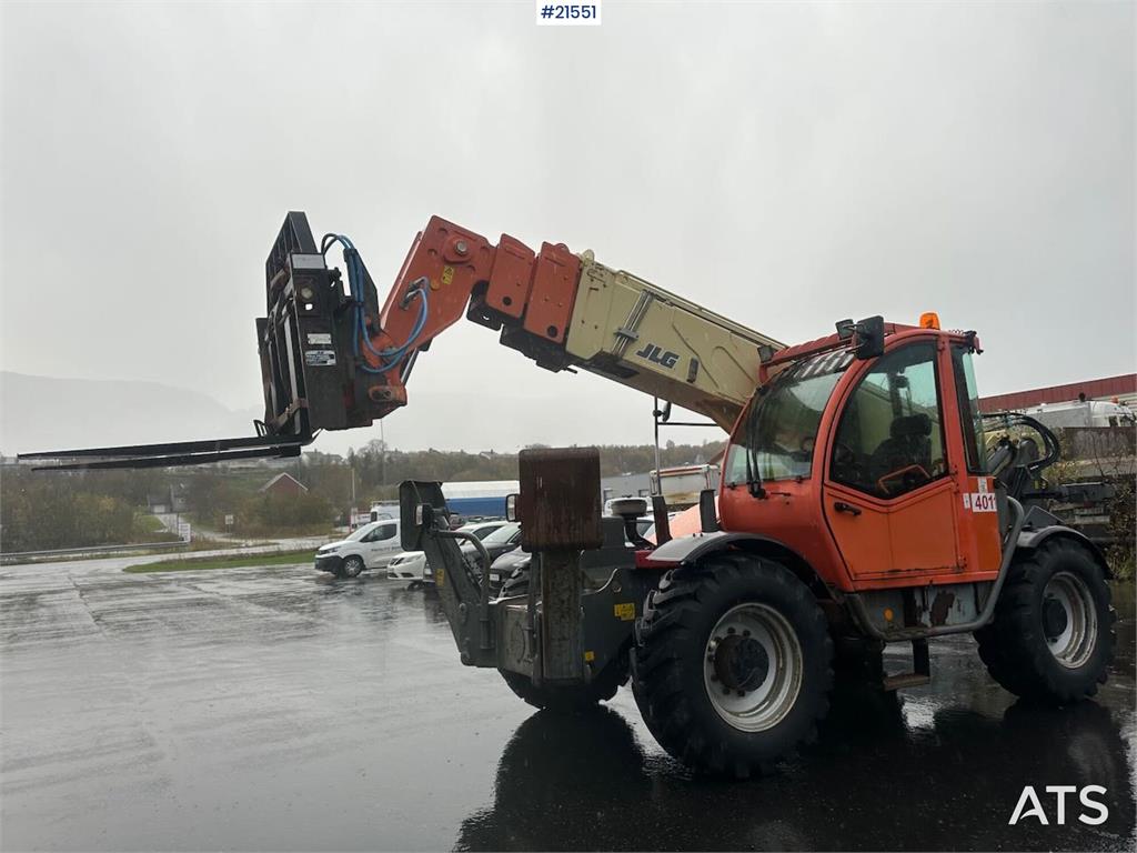 JLG 4017 telehandler w/ two pallet forks and bucket. C