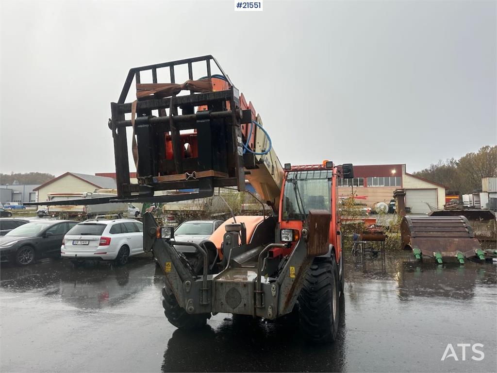JLG 4017 telehandler w/ two pallet forks and bucket. C