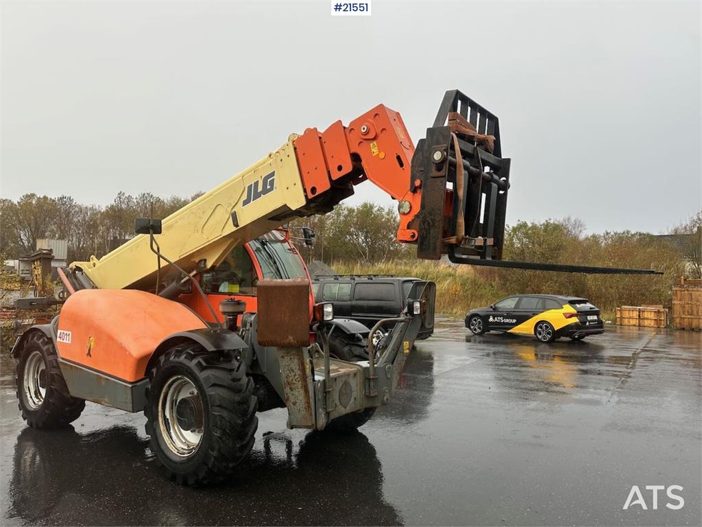 JLG 4017 telehandler w/ two pallet forks and bucket. C
