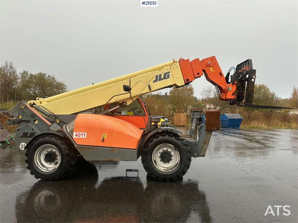 JLG 4017 telehandler w/ two pallet forks and bucket. C