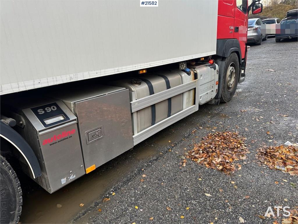 Volvo FM 500 6x2 box truck w/ full side opening and lift