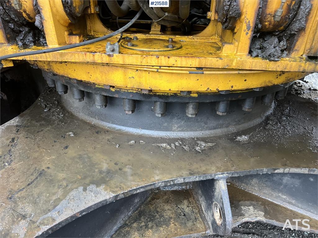 Kato HD 823 MR excavator w/ rototilt, sanding bucket, A