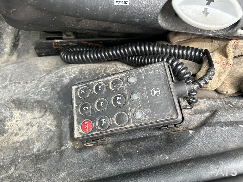 Mercedes-Benz 1524 L flatbed truck w/ new compressor and winter