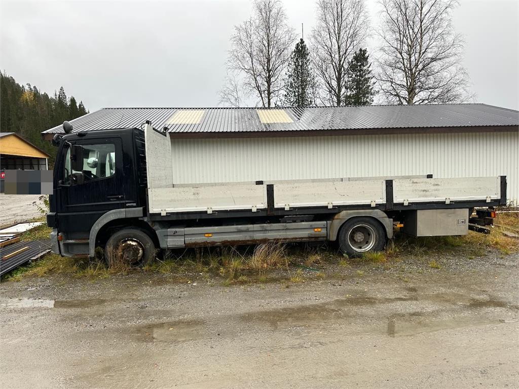 Mercedes-Benz 1524 L flatbed truck w/ new compressor and winter