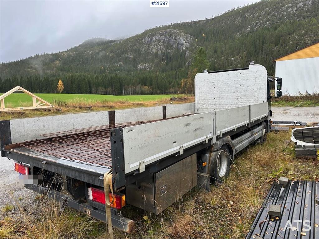 Mercedes-Benz 1524 L flatbed truck w/ new compressor and winter