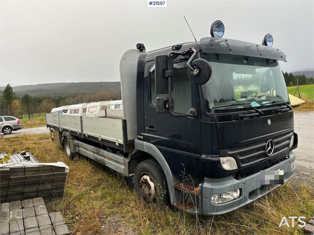 Mercedes-Benz 1524 L flatbed truck w/ new compressor and winter