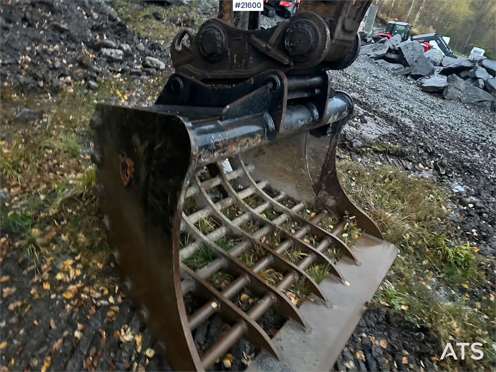 Komatsu PC240LC excavator. WATCH VIDEO.