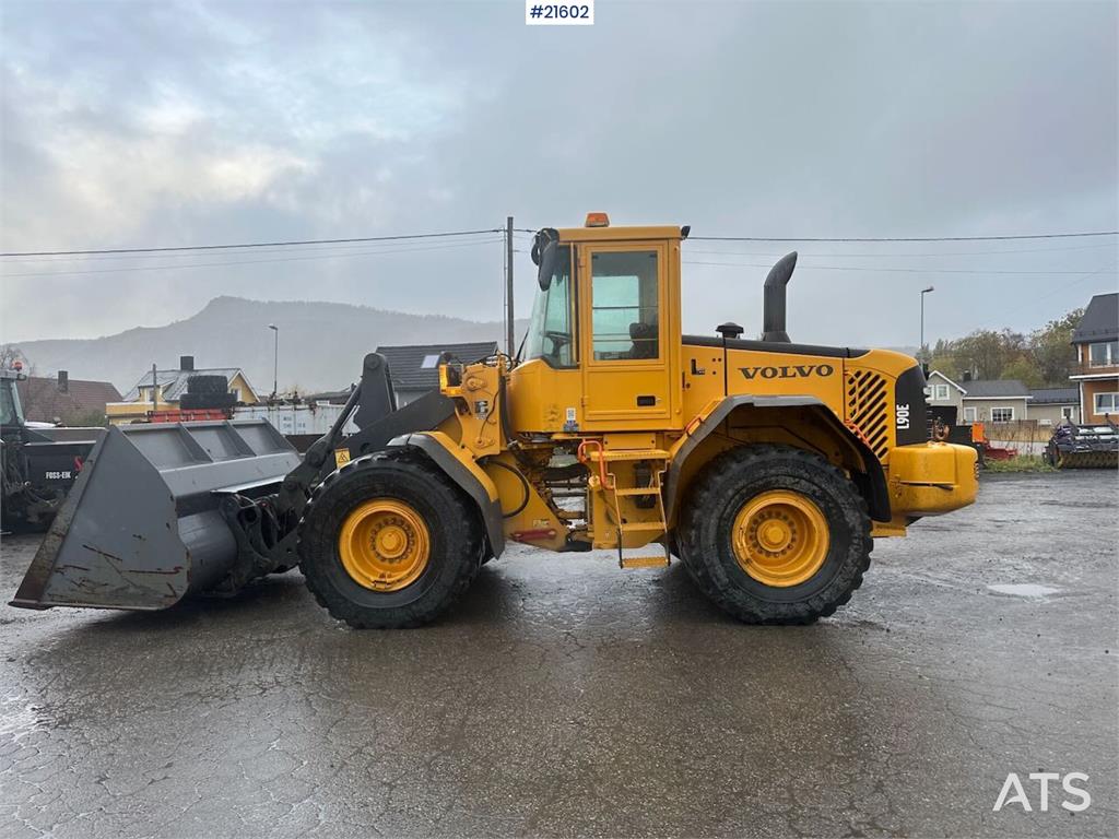 Volvo L90 E wheel loader w/ 3rd and 4th function, bucket