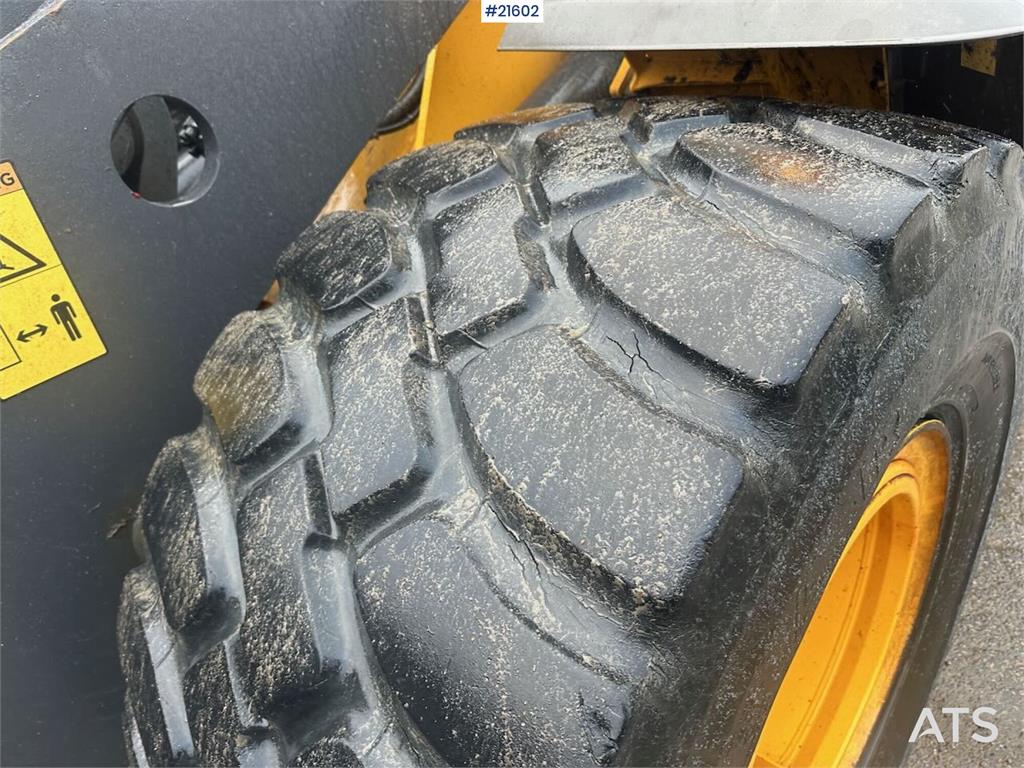 Volvo L90 E wheel loader w/ 3rd and 4th function, bucket