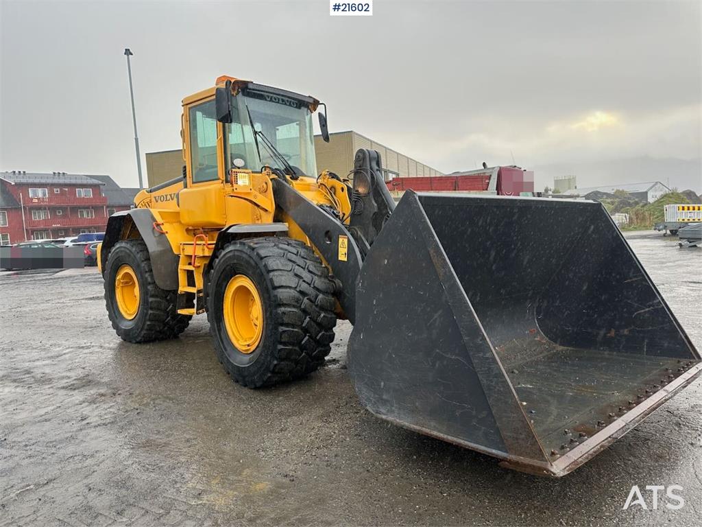 Volvo L90 E wheel loader w/ 3rd and 4th function, bucket
