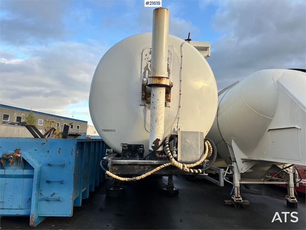 Spitzer silo trailer, 3-axle bulk trailer.