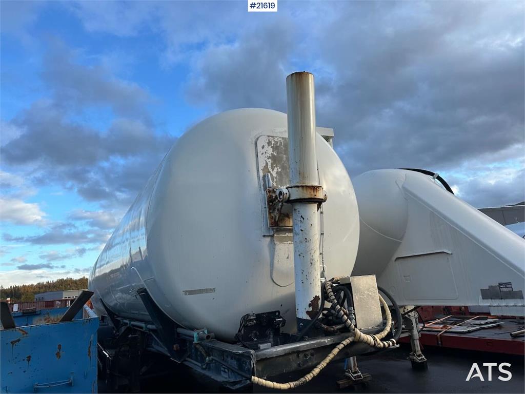 Spitzer silo trailer, 3-axle bulk trailer.