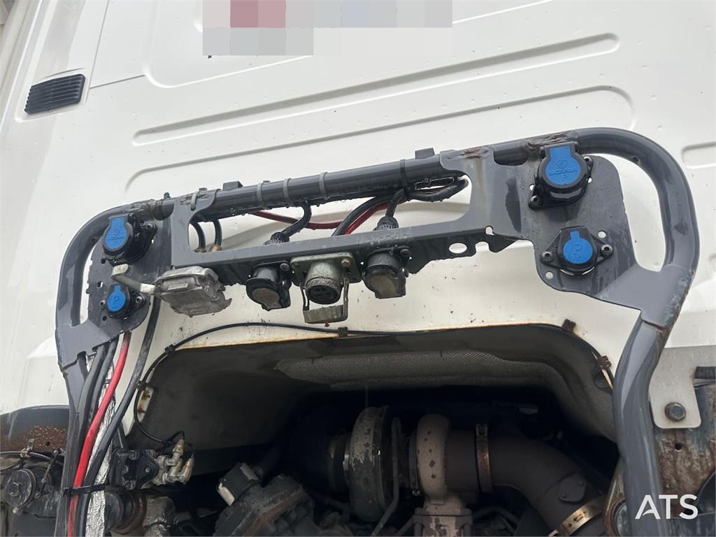Scania R620 tractor unit w/ NATO connector and low mileag