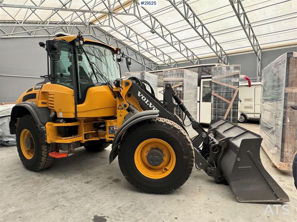 Volvo L45H Wheel Loader w/ lots of equipment! only 103 h