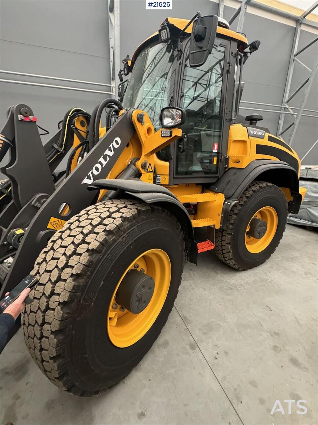 Volvo L45H Wheel Loader w/ lots of equipment! only 103 h