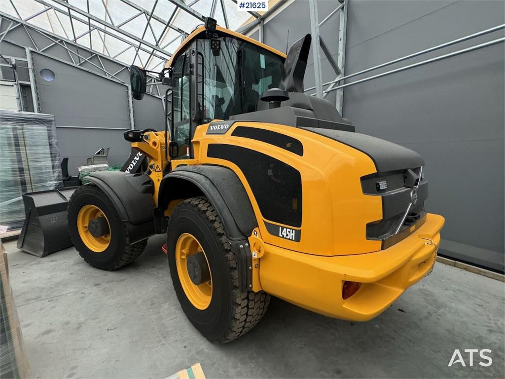 Volvo L45H Wheel Loader w/ lots of equipment! only 103 h