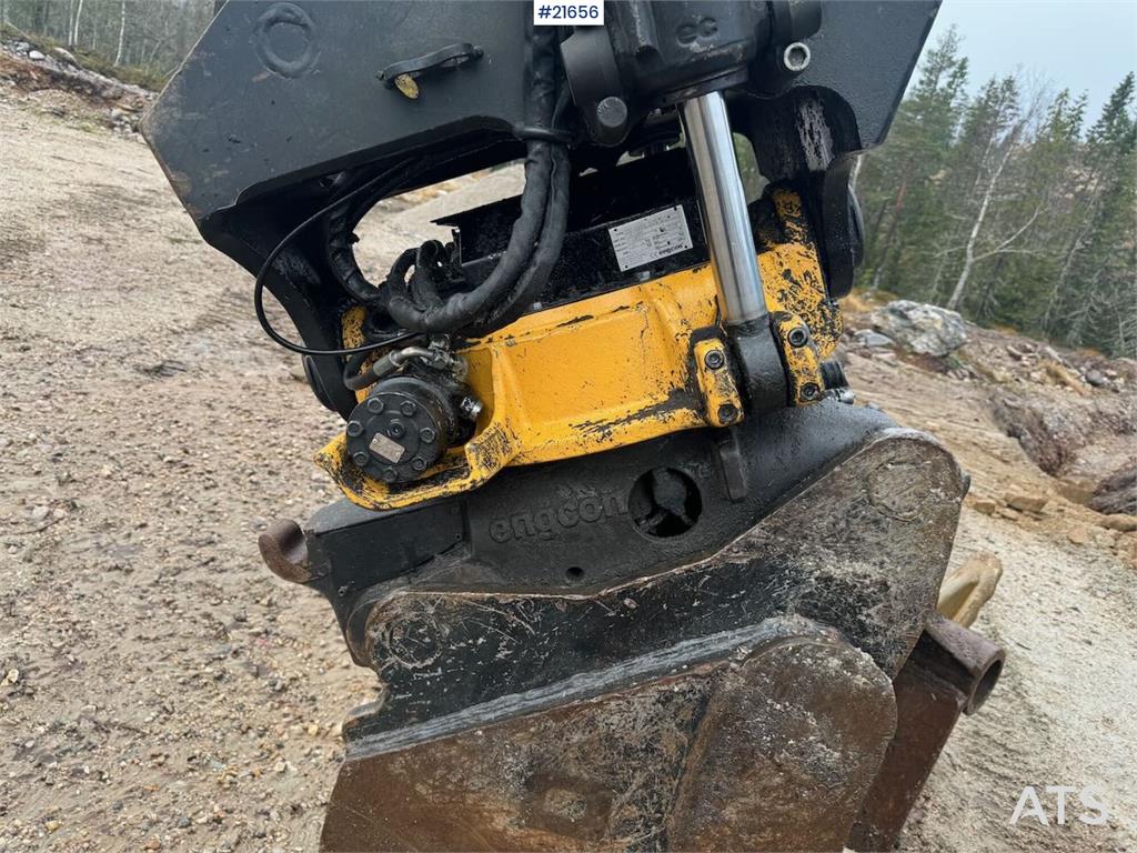 Kobelco SK230SRLC-5 Tracked Excavator w/ Tilt, Bucket and