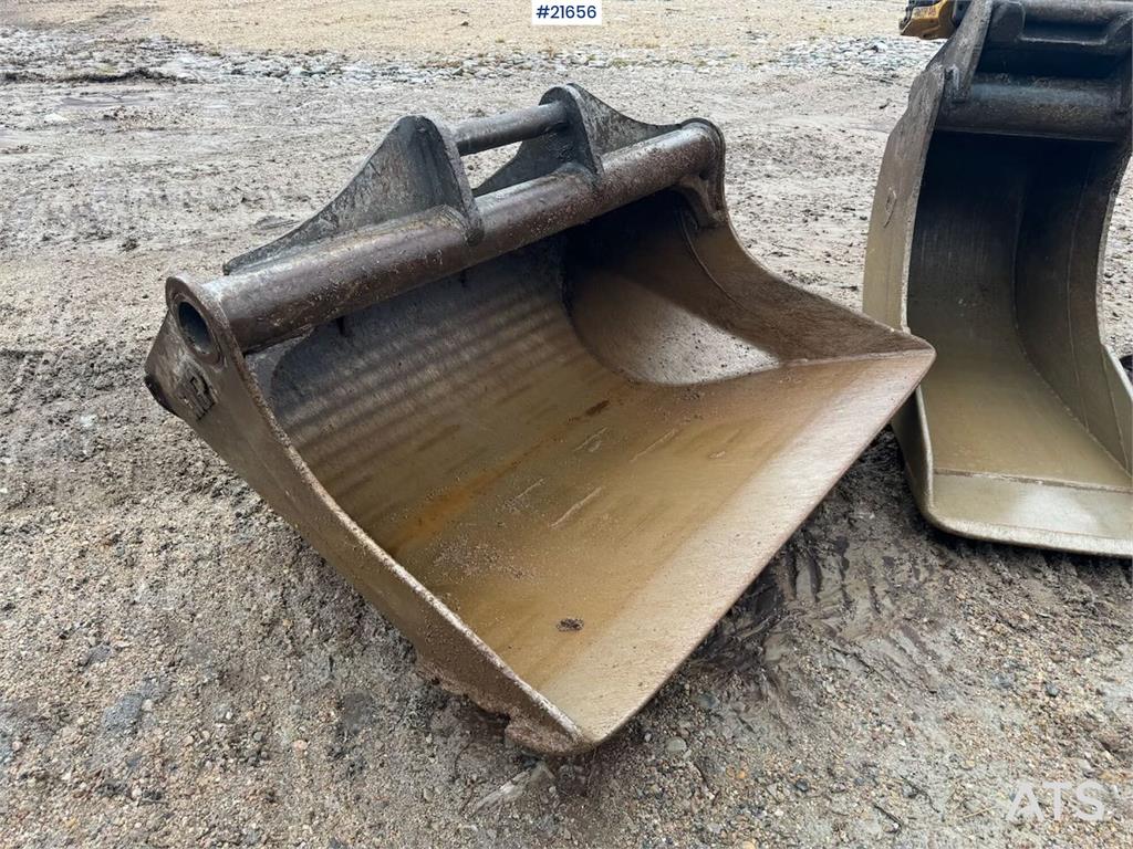 Kobelco SK230SRLC-5 Tracked Excavator w/ Tilt, Bucket and